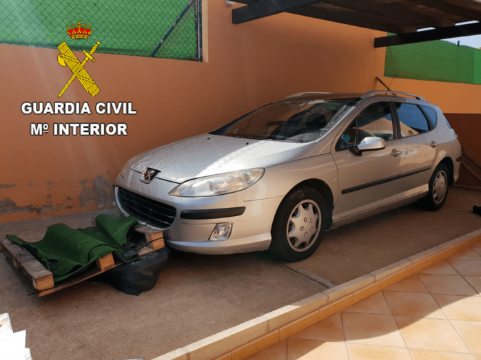 Imagen del vehículo en el que huyeron los asaltantes (Foto TA)